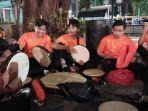 Makna Sandal Oren dan Hadroh, Pendukung Merasa Sama-sama Betawi dengan Bang Doel