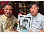 Hamdan-Hamedan-saat-memberikan-kenang-kenangan-kepada-Shin-Tae-yong.jpg