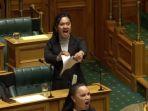 Hana-Rawhiti-Maipi-Clarke-Anggota-Parlemen-Hauraki-Waikato-Memulai-ritual-Haka.jpg