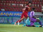 Hanif-Sjahbandi-berselebrasi-usai-mencetak-gol-ke-gawang-PSBS-Biak.jpg