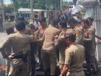 Hari Pertama Ngantor, Bupati Polman Samsul Mahmud Disambut Ricuhnya Demo Mahasiswa