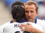 Harry-Kane-memeluk-Noni-Madueke-dalam-pertandingan-Andorra-vs-Inggris.jpg