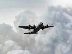 Hercules-C-130-AS-terbang-di-tengah-kepulan-asap-s.jpg