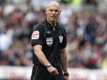 Howard-Webb-di-tengah-lapangan.jpg