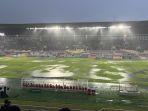 Hujan-saat-Final-Liga-2-di-Stadion-Manahan.jpg