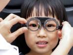 Kenali Gejala Mata Minus pada Anak Sejak Dini dan Cara Mengatasinya