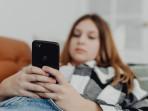 Sering Main HP Sebelum Tidur? Ini yang Terjadi pada Otak Anda