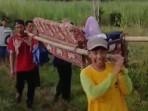Warga Tandu Ibu Hamil Sejauh 2 KM di Bondowoso, Jalan Pegunungan Tak Bisa Dilewati Mobil