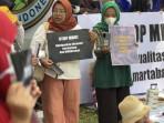 Emak-emak Geruduk Kantor BGN Minta MBG Disetop: Menu Bergizi Kok Sosis dan Nugget