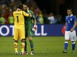 Iker-Casillas-peluk-buffon.jpg