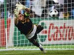 Iker-Casillas-tomplok-bola.jpg