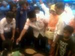 Ilham-Arief-Sirajuddin-Belanja-di-pasar-Soppeng.jpg