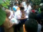Ilham-Arief-Sirajuddin-Santuni-Korban-Banjir-di-Maccopa-Maros.jpg