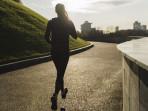 Ilustrasi-seorang-wanita-berolahraga-lari-pagi-di-kawasan-kota.jpg