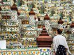 Ilustrasi-wisatawan-mengunjungi-Wat-Arun-Bangkok-Yai-Bangkok-Thailand.jpg