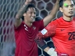 Irfan-Bachdim-dan-Kiper-Malaysia-Ramli-Mohammad-Sharbinee.jpg
