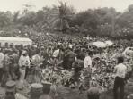 Iring-iringan-pengangkatan-peti-jenazah-para-perwira-korban-G30S.jpg