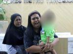 Isak-tangis-RD-pecah-saat-menjemput-anaknya-di-Mapolres-Metro-Tangerang-Kota.jpg