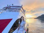 Istri-Benny-Laos-Sherly-Tjoanda-saat-berpose-di-speed-boat-Bela-72.jpg