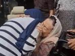 Tangis Istri Gus Dur Pecah saat Peluk Ibunda Aktivis Delpedro di Polda Metro