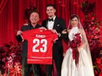 Momen Bahagia Justin Hubner dan Jennifer Coppen, Iwan Bule Dapat Jersey Bertanda Tangan