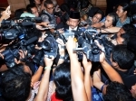 Jaksa-Agung-Basrief-Arief-dikerubungi-wartawan.jpg