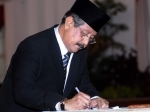 Jaksa-Agung-Basrief-Arief-tandatangan-di-depan-SBY1.jpg