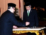 Jaksa-Agung-Basrief-Arief-tandatangan-di-depan-SBY3.jpg