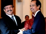 Jaksa-agung-Basrief-Arief-salaman-dengan-Darmono.jpg