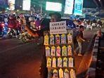 Jamal-pedagang-amplop-lebaran-mengeluh-dagangannya-tidak-laris.jpg
