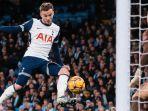 James-Maddison-Tottenham-menendang-bola-ke-gawang-Manchester-City.jpg