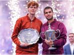 Sinner dan Alcaraz Kompak Angkat Trofi, Rivalitas Tenis Ranking Satu Dunia Kian Panas