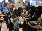 Momen Jemaah Haji Tiba di Hotel Madinah, Disambut Taburan Bunga dan Diberi Hadiah