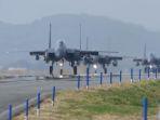Jet-tempur-F-15-strike-eagle-berbaris-di-landasan.jpg
