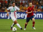 Joao-Moutinho-giring-bola-dibayangi-iniesta.jpg