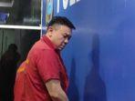 Joe-Frisco-Johan-tersangka-pembunuh-Mutia-Pratiwi-saat-digelandang-di-Polda-Sumut.jpg