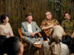 Jokowi-Joko-Widodo-berbincang-dengan-pengurus-PSI-Sekjen-Raja-Juli-Antoni.jpg