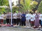 Jokowi-Salat-Idulfitri-di-Graha-Saba-Buana-2025.jpg