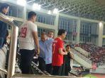 Jokowi-menyaksikan-Timnas-Indonesia-vs-Laos-pakai-jersey-Marselino.jpg