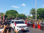 Jokowi-menyapa-warga-yang-berkerumun-di-tepi-Jalan-Medan-Merdeka-saat-hendak-pulang-ke-Solo.jpg