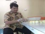 Joni-Purwantoro-pemilik-Bakpia-Fadila-tengah-mengolah-adonan-bakpia.jpg