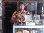 Joni-Purwantoro-produsen-bakpia-dan-pemilik-toko-Bakpia-Fadila-menunjukkan-produknya.jpg
