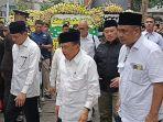 Jusuf-Kalla-Melayat-Alm-Syaifruddin_1.jpg