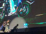 Kaka-asik-menyapa-para-penonton-di-atas-Vespa-miliknya.jpg