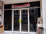Kantor-satelit-di-Bekasi-Jawa-Barat-dipasang-police-line.jpg