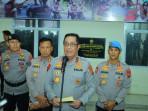 Kapolda-Sulsel-Irjen-Pol-Djuhandhani-Rahardjo-Puro-saat-memberikan.jpg