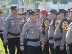 Kapolres-Bolaang-Mongondow-Bolmong-AKBP-Caidir-memimpin-apel-pasukan-persiapan-pendistribusian.jpg