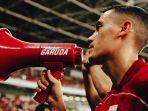 Kapten-Timnas-Indonesia-Jay-Idzes-dengan-pengeras-suara-ke-suporter-di-SUGBK.jpg
