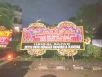 Karangan-bunga-ucapan-selamat-untuk-paslon-nomor-urut-3-di-Pilkada-DKI-Jakarta.jpg