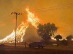 Kebakaran-hutan-di-Los-Angeles-merembet-ke-pegunungan-terjadi-di-utara.jpg
